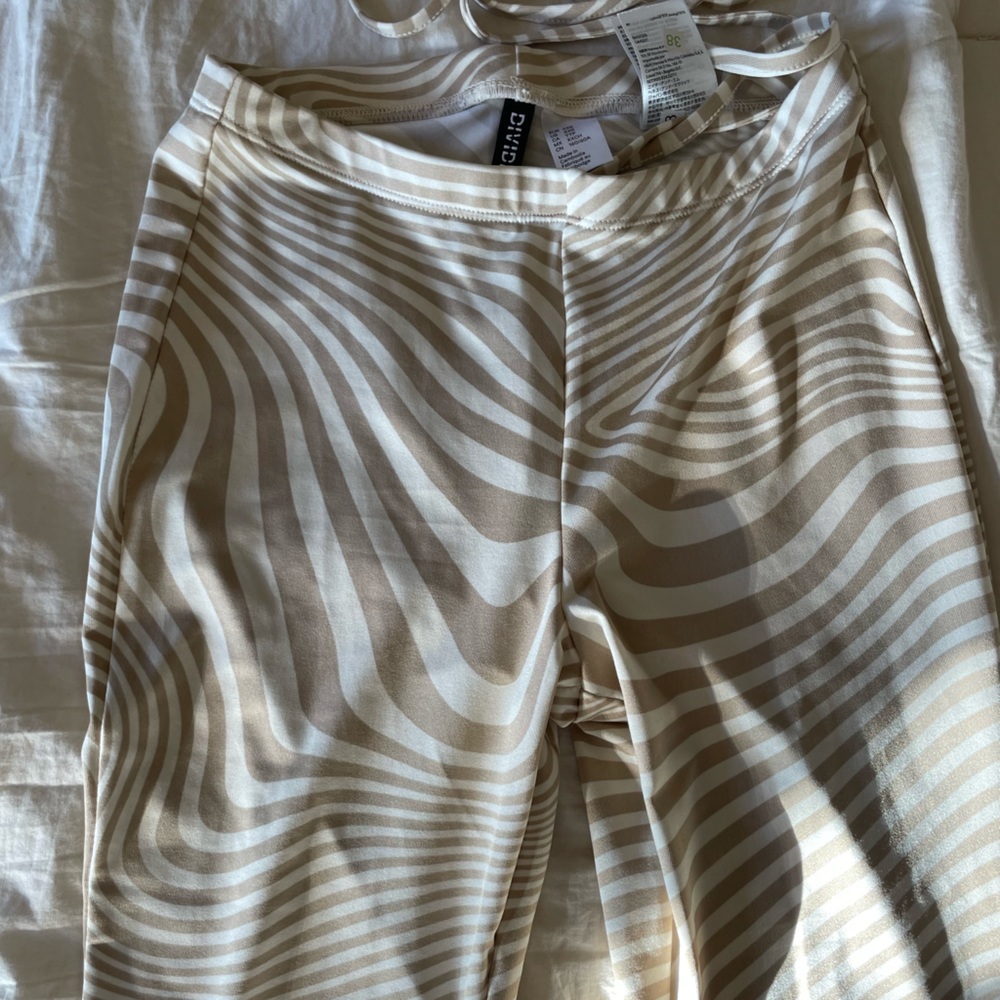 H&M brown & white spiral pants
